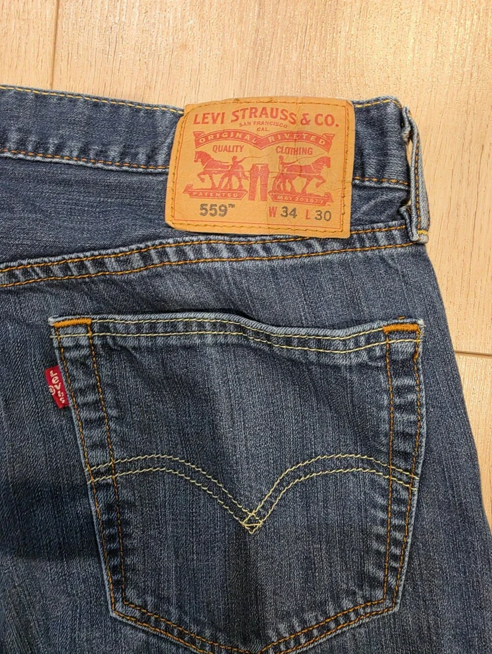 Levi's 559 Relaxed Straight men's jeans in size W34 L30.Classic medium blue wa